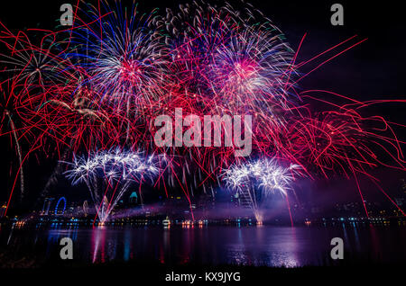 Fuochi d'artificio per Singapore giornata nazionale che si celebra ogni anno il 9 agosto in commemorazione del Singapore l'indipendenza nel 1965. Foto Stock