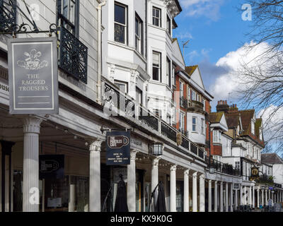 TUNBRIDGE WELLS, KENT/UK - Gennaio 5 : Vista del Pantiles a Royal Tunbridge Wells il 5 gennaio 2018 Foto Stock