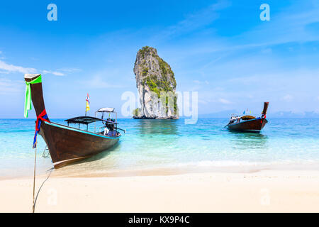 La spiaggia incontaminata con tradizionale Thai longtail barche sul trasparente turchese Mare delle Andamane acqua su Poda isola nei pressi di Krabi, Koh Phiphi e Phuket Thail Foto Stock