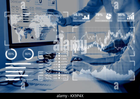 Business Analytics dashboard reporting concetto con gli indicatori di prestazioni chiave (KPI) e due persone analizzando le vendite o marketing digitale dati su compu Foto Stock