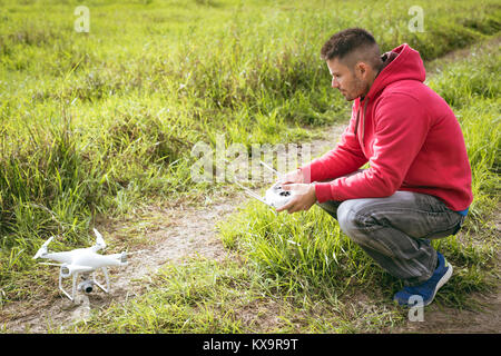 Uomo con un telecomando il funzionamento di un drone Foto Stock