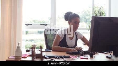 Executive femmina lavorando sul computer Foto Stock