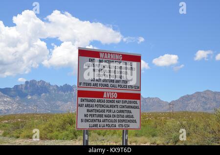 Segnale di avvertimento sulla strada vicino a White Sands missile range test gamma di dispositivi esplosivi Foto Stock