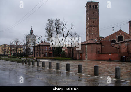Basilica di Sant'Ambrogio, la colonna del diavolo e il Tempio della Vittoria, Milano, Italia Foto Stock