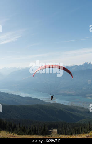 Parapendio volando sopra la montagna bella Foto Stock