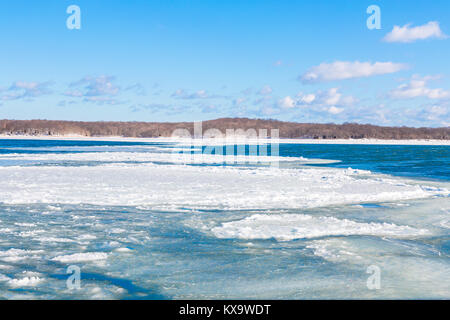 Il ghiaccio galleggiante al largo di shelter Island, NY Foto Stock