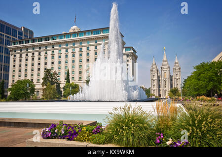 Temple Square, foutain con il tempio mormone in background, Salt Lake City, Utah Foto Stock