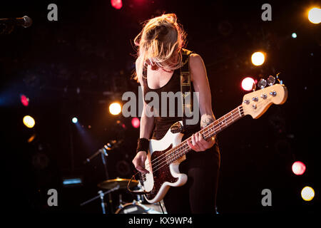 Il Cardiff alternativa basata su gruppo rock futuro della sinistra esegue un concerto dal vivo presso il Padiglione stadio a Roskilde Festival 2014. Qui la banda del bassista Julia Ruzicka è raffigurato dal vivo sul palco. Danimarca 03/07 2014. Foto Stock