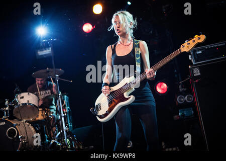 Il Cardiff alternativa basata su gruppo rock futuro della sinistra esegue un concerto dal vivo presso il Padiglione stadio a Roskilde Festival 2014. Qui la banda del bassista Julia Ruzicka è raffigurato dal vivo sul palco. Danimarca 03/07 2014. Foto Stock