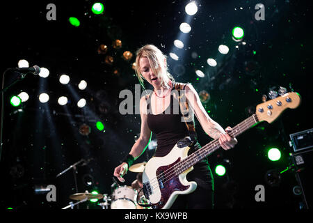 Il Cardiff alternativa basata su gruppo rock futuro della sinistra esegue un concerto dal vivo presso il Padiglione stadio a Roskilde Festival 2014. Qui la banda del bassista Julia Ruzicka è raffigurato dal vivo sul palco. Danimarca 03/07 2014. Foto Stock