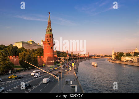 Paesaggio urbano in vista della Torre Vodovzvodnaya sul lato occidentale del Cremlino, affacciato sul fiume di Mosca Mosca, Russia. Foto Stock