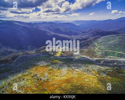 Vista aerea di belle montagne della luminosa giornata di sole Foto Stock