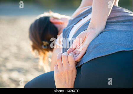 La donna a praticare yoga nella sabbia - Posizione laterale ad angolo pongono - Utthita Parsvakonasana - giorni di autunno Foto Stock