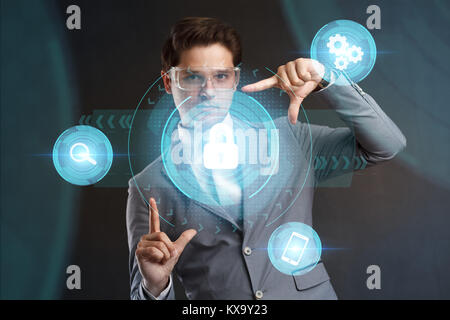 Cyber Security per la protezione dei dati La tecnologia Business concetto di privacy.imprenditore premendo il pulsante su schermi virtuali Foto Stock