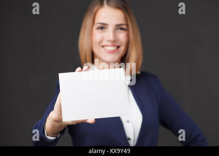 Ritratto di una giovane donna con un bianco business card Foto Stock