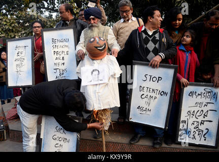 Kolkata, India. 07Th gen, 2018. Attivista masterizzare effige di Assam Chief Minister Sarbananda Sonowal per protestare contro la pubblicazione elenco NCR. Fase attivista di una dimostrazione contro Sarbananda led Sonowal Assam governo e masterizzare effige di Sarbananda Sonowal per protestare contro la congiura per estrarre la lingua Bengali persone da Assam mediante pubblicazione di registro nazionale di cittadino o NCR su Gennaio 7, 2018 a Calcutta. Credito: Saikat Paolo/Pacific Press/Alamy Live News Foto Stock