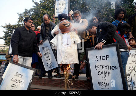 Kolkata, India. 07Th gen, 2018. Attivista masterizzare effige di Assam Chief Minister Sarbananda Sonowal per protestare contro la pubblicazione elenco NCR. Fase attivista di una dimostrazione contro Sarbananda led Sonowal Assam governo e masterizzare effige di Sarbananda Sonowal per protestare contro la congiura per estrarre la lingua Bengali persone da Assam mediante pubblicazione di registro nazionale di cittadino o NCR su Gennaio 7, 2018 a Calcutta. Credito: Saikat Paolo/Pacific Press/Alamy Live News Foto Stock