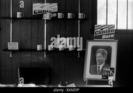 Bill Clinton come governatore dell'Arkansas e noi il candidato presidenziale durante la campagna elettorale per le elezioni presidenziali di ottobre 1992. Le scansioni effettuate nel 2017. Fotografie della strada sulla 1992 elezioni presidenziali campaign trail da Philadelphia e giù stati orientali di Atlanta in Georgia. Clinton ha continuato a diventare il quarantaduesimo Presidente degli Stati Uniti che serve due termini dal 1993 al 2001. Foto Stock