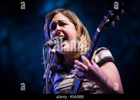 La American rock band Sleater-Kinney esegue un concerto dal vivo presso il festival della musica spagnola suono Primavera 2015 a Barcellona. Qui la cantante e chitarrista Corin Tucker è raffigurato dal vivo sul palco. Spagna, 29/05 2015. Foto Stock