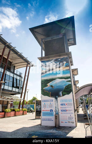 "Città di mare", una campagna di liberarsi di Bristol della bottiglia di plastica rifiuti - una bottiglia di acqua la stazione di ricarica in Millennium Square Foto Stock