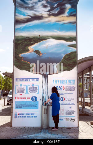 "Città di mare", una campagna di liberarsi di Bristol della bottiglia di plastica rifiuti - una bottiglia di acqua la stazione di ricarica in Millennium Square Foto Stock