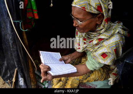 Una donna Rohingya legge il Corano al Thangkhali campo di fortuna in Cox bazar, Bangladesh, su ottobre 08, 2017. Secondo le Nazioni Unite Hig Foto Stock