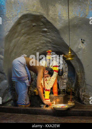 Un indù devoto fa un'offerta al Hanuman, una divinità popolare nell'Induismo, presso le Grotte di Batu in Gombak, Selangor, Malaysia. Foto Stock