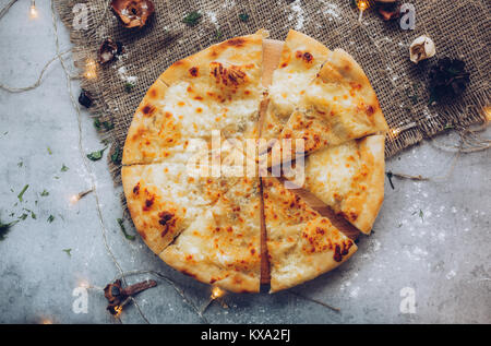 Khachapuri - tradizionale pane georgiano. In casa la cottura. Cucina georgiana concetto alimentare. Vista dall'alto. Piatto stile di laici. Rustico stile di colore. Foto Stock