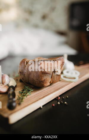 Frammento di salata lardo affumicato in garza con una corda.tradizionale russo e ucraino pasto.il cibo sano con pranami spezie, erbe, cipolla e aglio.Food Foto Stock