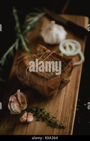 Frammento di salata lardo affumicato in garza con una corda.tradizionale russo e ucraino pasto.il cibo sano con pranami spezie, erbe, cipolla e aglio.Food Foto Stock