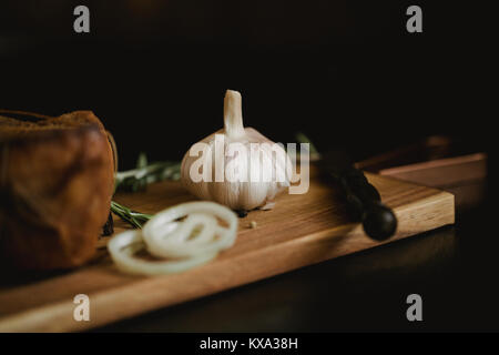 Il cibo sano con pranami spezie ed erbe aromatiche, cipolla e aglio. Foto di cibo per la ricetta o cookbook. Legno nero backround. Foto Stock