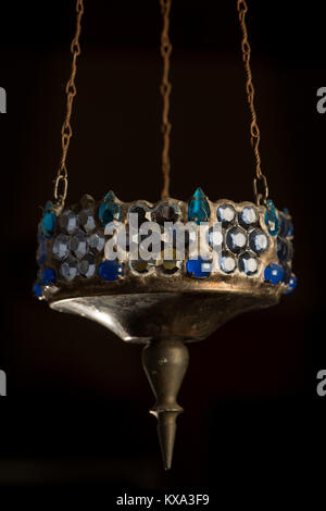 Lanterna di antiquariato in metallo e vetro colorato, sfondo nero Foto Stock