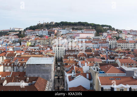 Vista sui tetti di Lisbona, Portogallo dall'ascensore de santa justa o santa solo un ascensore che è stato costruito nel 1902 per collegare le strade inferiore Foto Stock