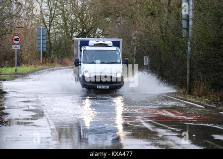 Van guidare attraverso le acque di esondazione su mountsorrel lane Foto Stock