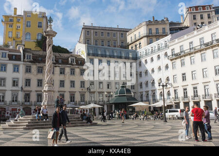 Praca Do Municipio o Piazza municipale di Lisbona con piastrelle decorative e alte statua Foto Stock