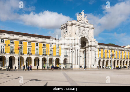 La Praca do Comercio di Lisbona tra cui la statua di Dom José e Arco da Rua Augusta, un ornato arco trionfale Foto Stock