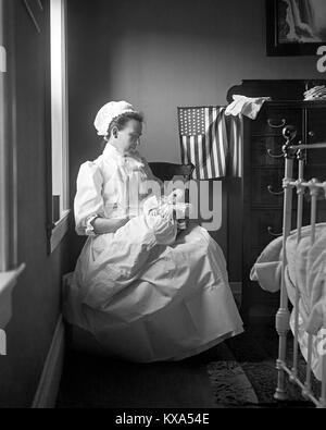 Madre con bambino neonato in camera da letto. La bandiera statunitense con 46 stelle era in uso dal 4 luglio 1908 al 3 luglio 1912. Immagine da 4x5 pollici B&W nitrato negativo della fotocamera. Foto Stock