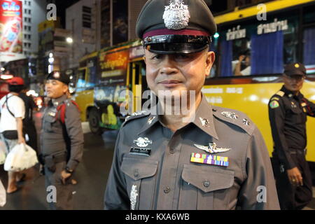 Un Thai funzionario di polizia pattuglia street food fornitori in Chinatown, Bangkok, Thailandia Foto Stock