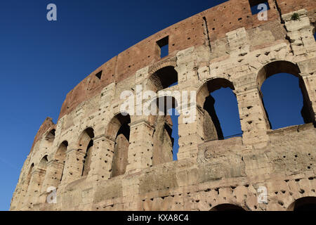 28 novembre 2017; il Colosseo, Roma, Italia. Esterno del Colosseo contro un cielo blu luminoso. Foto Stock