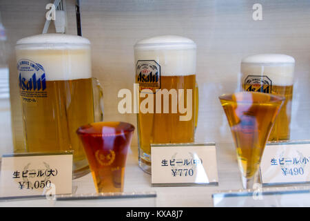 Giappone, Tokyo, 29 giu 2017, imitazione bicchiere pieno di birra in un negozio. Progetto di birra Asahi in vetrina al ristorante di Tokyo. Foto Stock