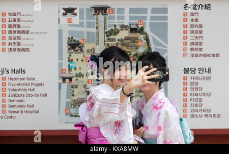 Giappone, Tokyo, 29 giu 2017, due ragazze giapponesi in costume tradizionale di Gejsha sono fotografati prima il piano di Sensō-ji Foto Stock