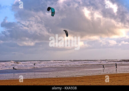 Divertimento sulla spiaggia kitesurf con un est off gale Tynemouth sabbie lungo Foto Stock