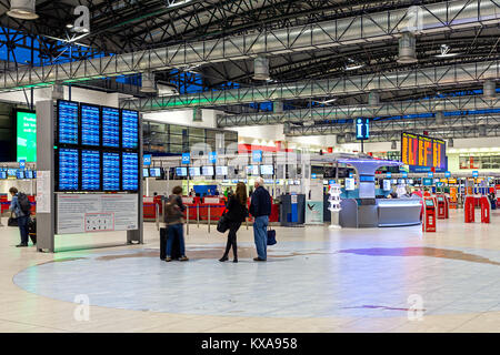 Praga, Repubblica Ceca - 23 settembre 2015: Deturpare area di Vaclav Havel Aeroporto precedentemente noto come Ruzyne - Aeroporto internazionale di Praga. Foto Stock