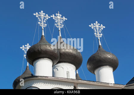 Cupole Chiesa del Salvatore misericordioso nella città Belozersk, Vologda Regione, Russia Foto Stock