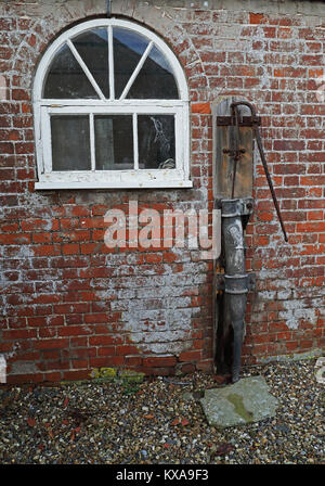 Il vecchio lato pompa acqua nel cortile Hempstead, Lessingham, Norfolk Dicembre Foto Stock