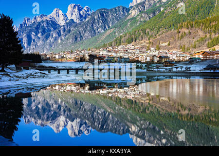 Vista di Auronzo di Cadore villaggio e Santa Caterina lago nella regione delle Dolomiti nel Nord Italia Foto Stock