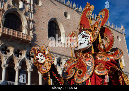 Ritratto di un buffone in maschera bianca vestito in un ricco orientale  costume a tema a masquerade Carnevale a Venezia Italia Europa Foto stock -  Alamy