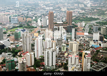 KUALA LUMPUR, Malesia - 18 dicembre: Kuala Lumpur panorama da Menara TV Tower, una delle torri più alte di tutto il mondo sul dicembre 18, 2010 in Foto Stock