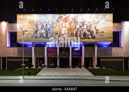 TIRANA, ALBANIA - 26 Maggio: Museo Nazionale in centro a maggio, 26, 2013, Tirana, Albania. Foto Stock