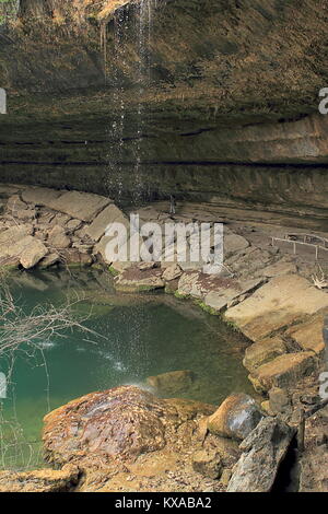 Roccia calcarea formazione e cascata a Hamilton Pool preservare nei pressi di Austin in Texas. Foto Stock